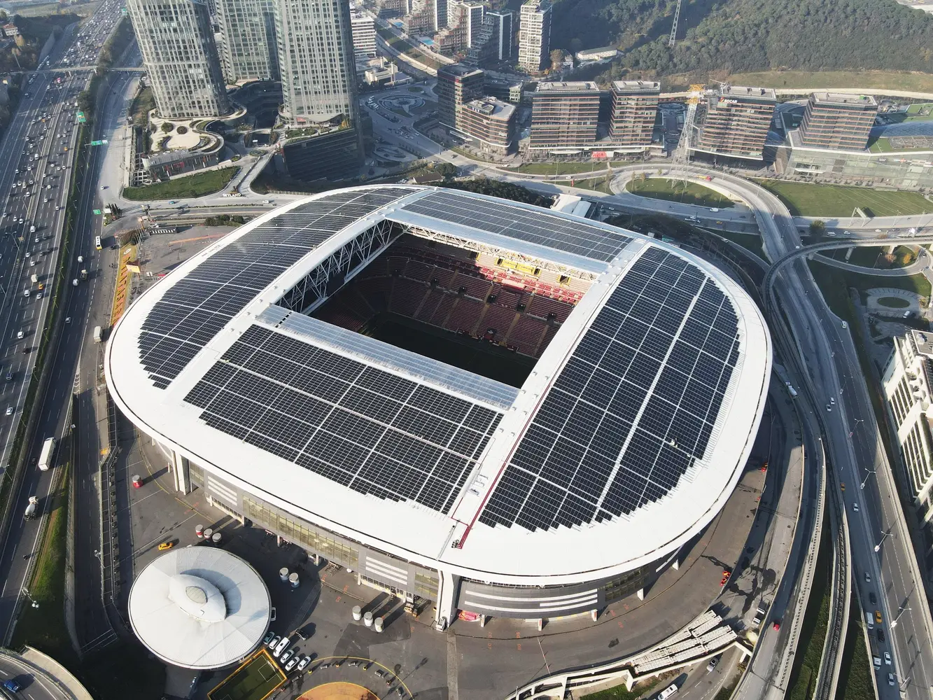 Galatasaray Stadyumu çatı üzeri güneş enerjisi sistemi